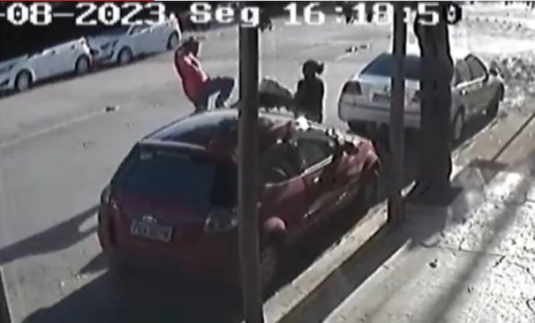 Assaltante leva "voadora" ao tentar assaltar uma mulher no interior de Minas