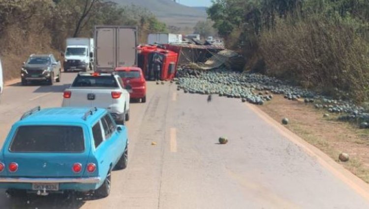 BR-040: acidente envolvendo caminhão carregado de abóboras complica trânsito na via