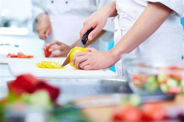 Vaga de emprego para Auxiliar de Cozinha é divulgada em Sete Lagoas