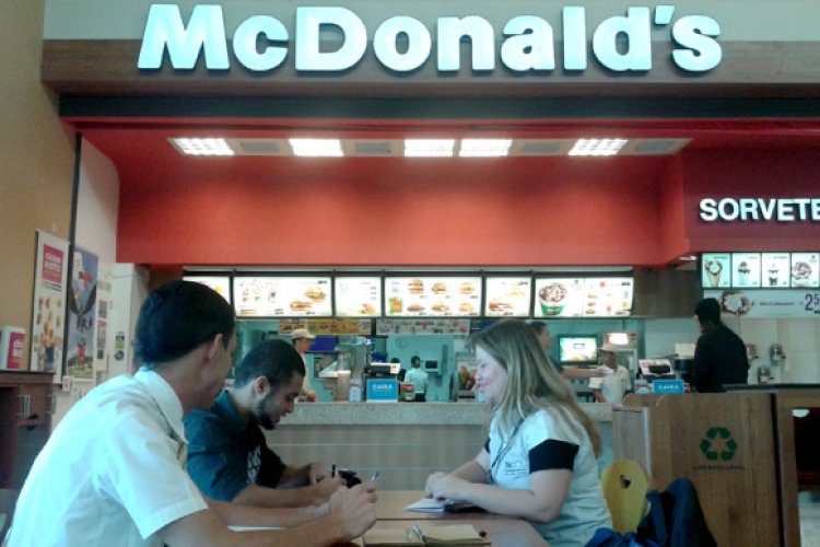 McDonald's do Shopping Sete Lagoas oferece vaga para atendente