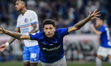 O Cruzeiro vence o Bahia com folga e se distancia da zona de rebaixamento; time é aclamado pela torcida no Mineirão