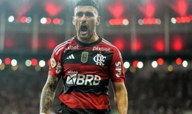 Arrascaeta resolve, Flamengo vence Bragantino e agita reta final do Brasileirão