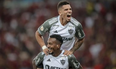 Atlético cala o Maracanã, goleia o Flamengo e fica ainda mais próximo do líder