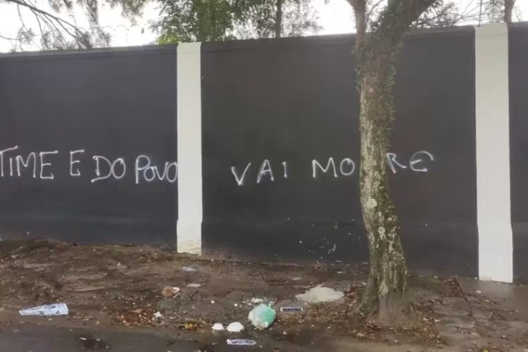 Eleição: sede do Corinthians é alvejada por tiros e tem muros pichados