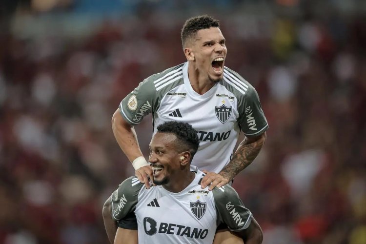 Atlético cala o Maracanã, goleia o Flamengo e fica ainda mais próximo do líder
