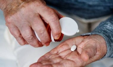 Farmacêuticas usam cocô humano para criar remédios que ajudam no combate ao câncer