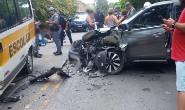 Van escolar e carro se envolvem em acidente e crianças ficam feridas na Grande SP