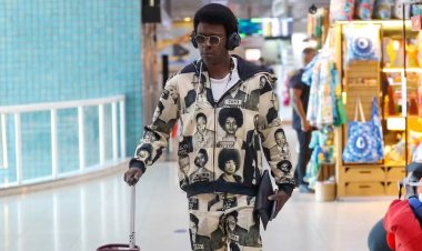 Seu Jorge embarca em aeroporto do Rio com look exaltando personalidades negras
