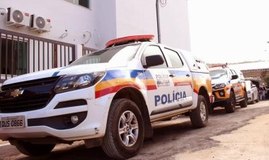 Jovem é preso suspeito de esconder drogas no jardim da casa da mãe dele em MG