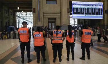 Governo Milei fala em 'controles preventivos', entra em ônibus e revista passageiros para tentar sufocar protestos desta quarta em Buenos Aires