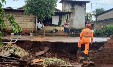 Chuva deixa estragos em Capinópolis, e caminhões da prefeitura caem em pátio