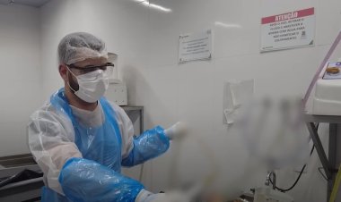 Jornalista ajuda a preparar um cadáver no primeiro reality funerário do mundo