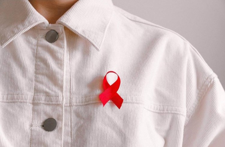 Dezembro Vermelho: diagnósticos tardios de HIV têm 6 vezes mais chances de óbito