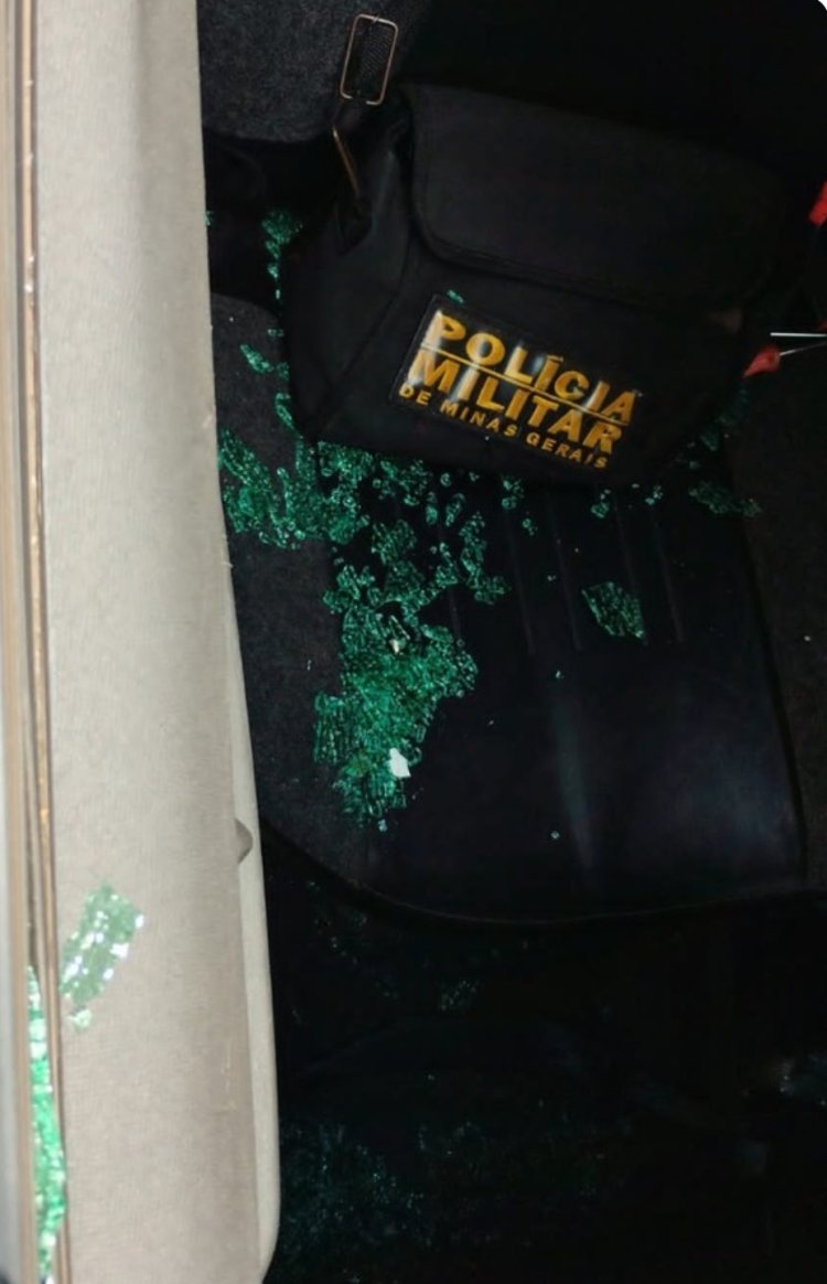 Viatura da PM é atingida por tiros, e policial fica ferido na cabeça, na Grande BH