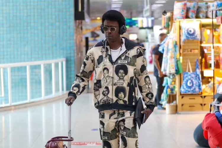 Seu Jorge embarca em aeroporto do Rio com look exaltando personalidades negras