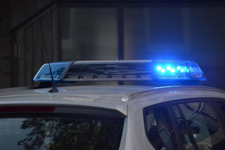 Homens escondem de PM em bueiro, trocam tiros com militares e um é baleado
