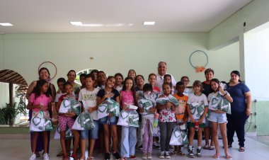 Prefeitura Municipal de Inhaúma realizaram a entrega do Uniforme Escolar para os alunos da Educação Infantil e Ensino Fundamental da Rede Municipal de Ensino.