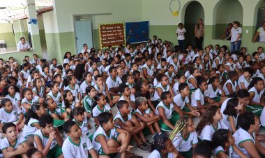 A PREFEITURA MUNICIPAL DE INHAÚMA E SMEC ENTREGAM KIT ESCOLAR PARA OS ALUNOS DA REDE MUNICIPAL DE ENSINO. A PREFEITURA FAZ, A EDUCAÇÃO MUDA PARA MELHOR.