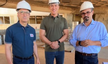 Governador Romeu Zema e vice Professor Mateus Simões falam que Douglas Melo viabilizou o reinício das obras do Hospital Regional