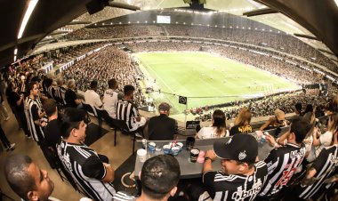 Lounge Oeste agita a Arena MRV durante a partida Galo x Bragantino