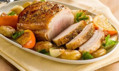 Pernil Suíno com Molho de Laranja e Batatas ao Murro.