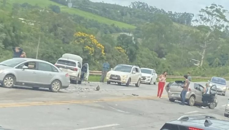 Motoristas ficam gravemente feridos após batida na BR-040 em Minas