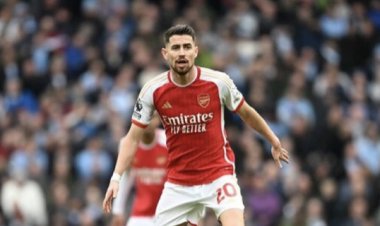 Flamengo abre negociações por volante Jorginho, que atua pelo Arsenal