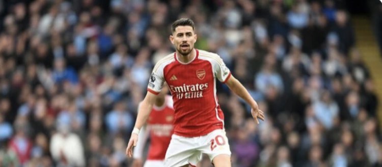 Flamengo abre negociações por volante Jorginho, que atua pelo Arsenal
