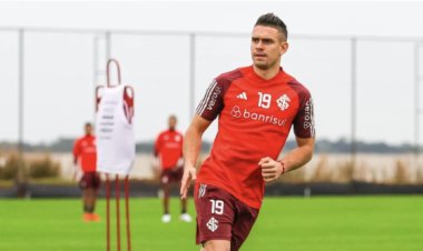Rafael Borré acelera recuperação e treina no CT do Inter, mesmo lesionado