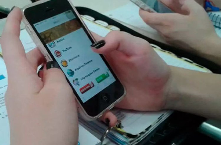 Celulares na mira: alunos da rede estadual de Minas voltam às aulas sob novas regras de uso
