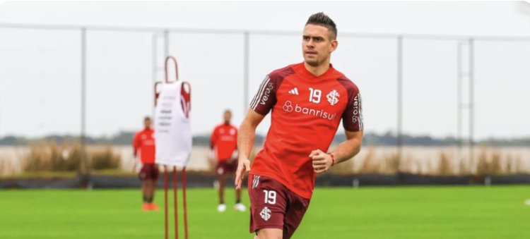 Rafael Borré acelera recuperação e treina no CT do Inter, mesmo lesionado
