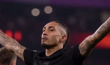 Raphinha brilha, e Barcelona vence Benfica com um a menos pela Champions