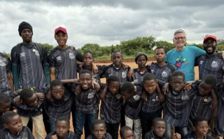 Santos doa 100 uniformes para crianças refugiadas na África