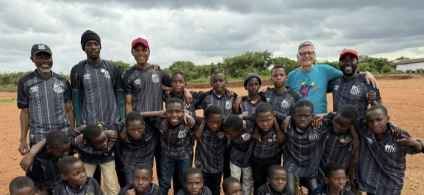Santos doa 100 uniformes para crianças refugiadas na África