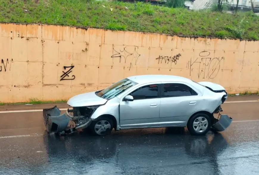 Chuva causa acidente na Av. Norte-Sul em Sete Lagoas; motorista escapa ileso