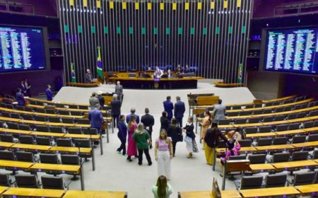 Deputados aprovam reestruturação de carreiras e reajuste salarial; custo será de R$ 18 bilhões em 2025