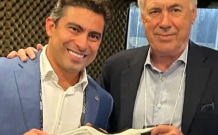 Carlo Ancelotti, técnico da Seleção Brasileira, recebe camisa do Botafogo
