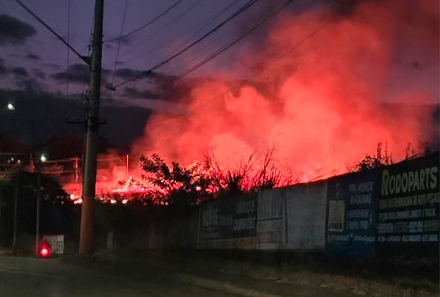 Fogo atinge área do Parque de Exposições de Sete Lagoas