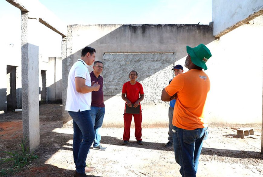 Prefeito Douglas Melo vistoria creche abandonada e promete solução para déficit de vagas em Sete Lagoas