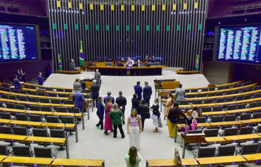 Deputados aprovam reestruturação de carreiras e reajuste salarial; custo será de R$ 18 bilhões em 2025