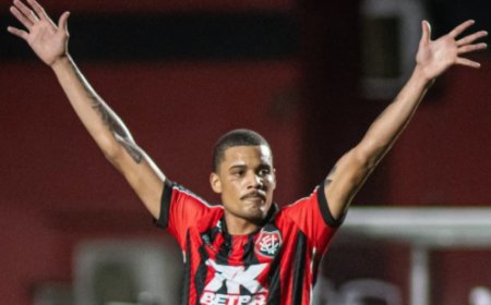 Artilheiro do Vitória em 2025 recebe propostas e tem futuro indefinido