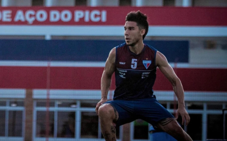 Fortaleza rescinde contrato com meia argentino, que fica livre no mercado
