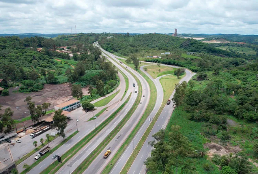 Caminhão é alvo de furto em posto da BR-040, em Sete Lagoas