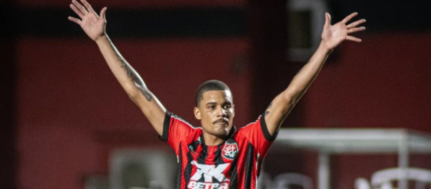 Artilheiro do Vitória em 2025 recebe propostas e tem futuro indefinido