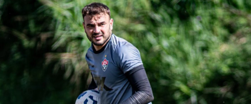 Sem espaço no Vitória, goleiro entra na mira do Sport