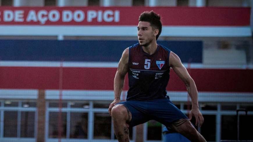 Fortaleza rescinde contrato com meia argentino, que fica livre no mercado