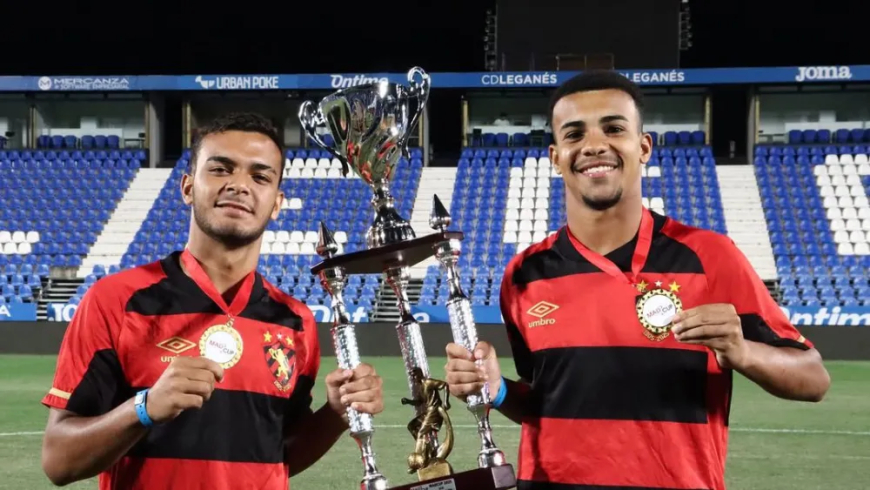 Na mira do Atlético, atacante do Sport é campeão e artilheiro na Espanha