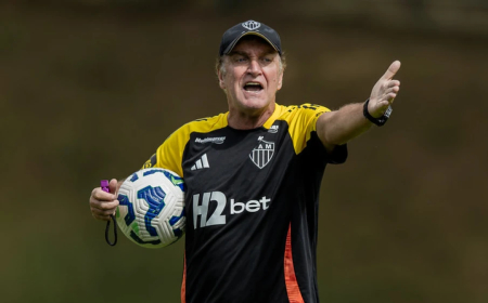 Com desfalques, Cuca esboça escalação do Atlético para volta do Brasileirão