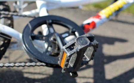 Ciclista é atingida por carro e motorista foge sem prestar socorro em Sete Lagoas