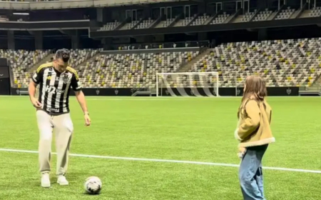 Campeão com Atlético joga bola com filha na Arena MRV e se declara a BH